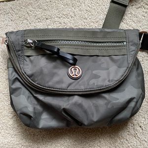 Lululemon camo festival bag